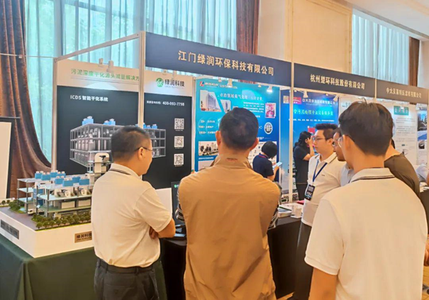 綠潤(rùn)科技展位更是人氣爆棚，咨詢(xún)不斷